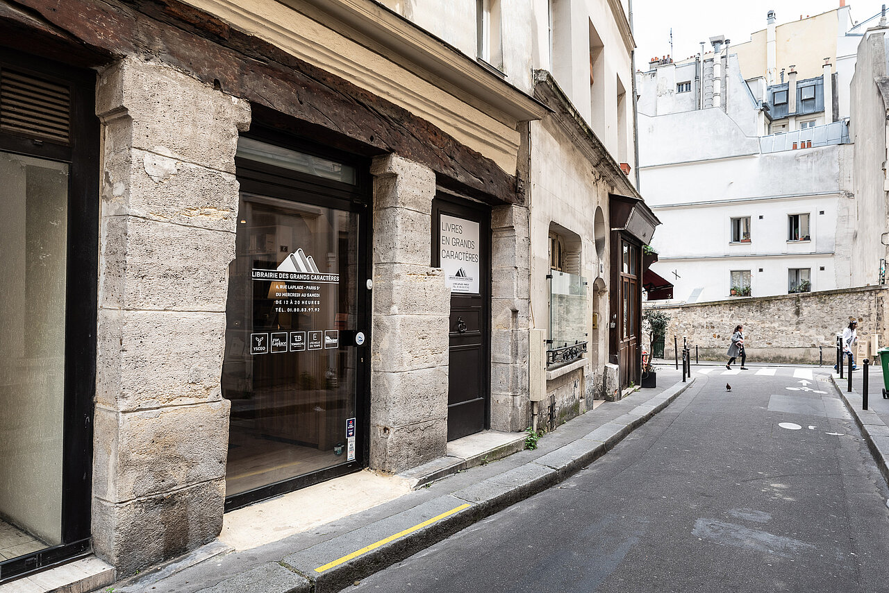 Librairie des grands caractères - devanture de la boutique installée à paris 5e