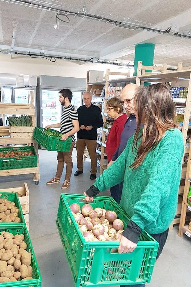 Clients du supermarché les 400 coop à Paris 11e