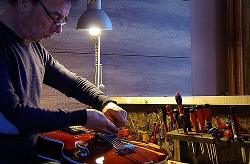 Alain Grégoire artisan luthier à Paris 19e