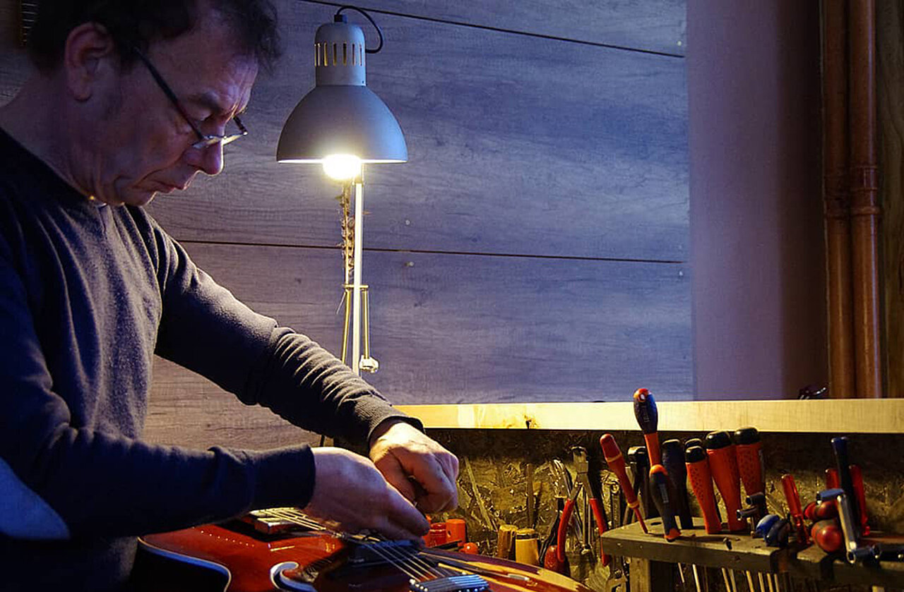 Atelier-boutique DNG Guitares dans le quartier Brunet-Serurier à Paris 19e