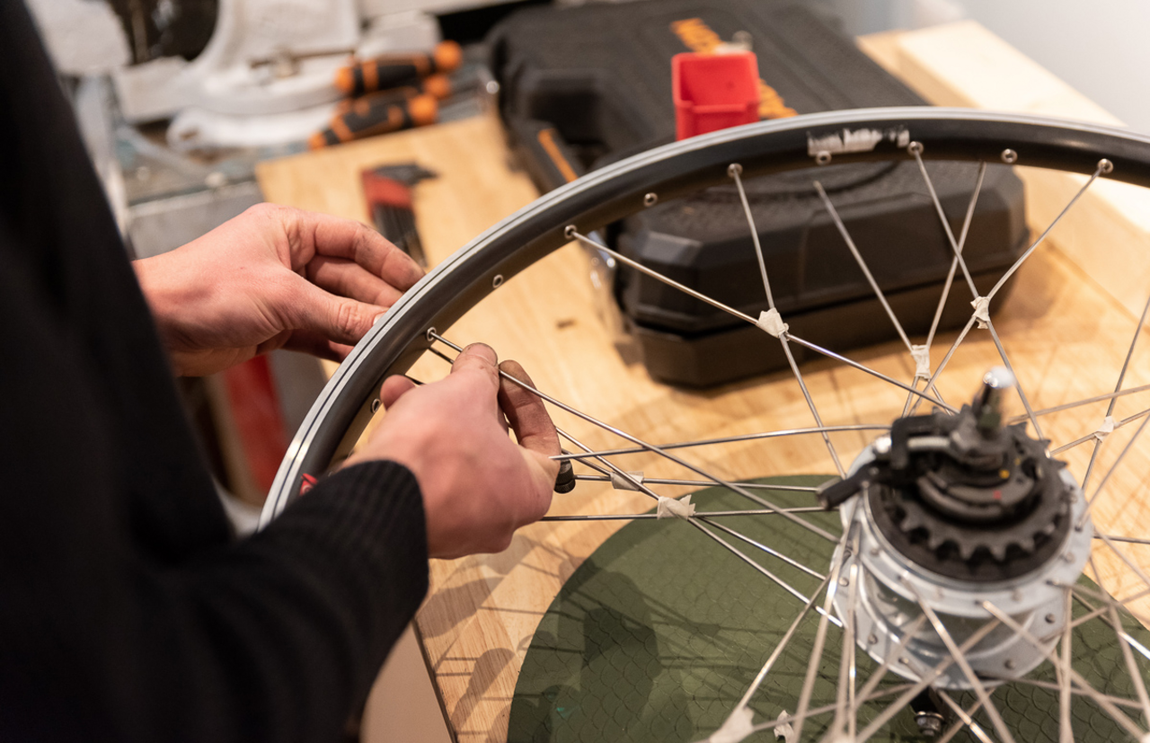 Réparation de roue de vélo dans l'atelier Milano San Remo Paris 10e