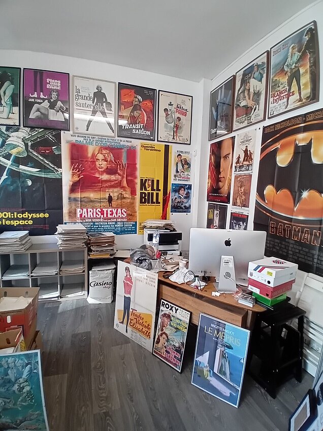 Affiches et bureau de la galerie Tiberius Kay