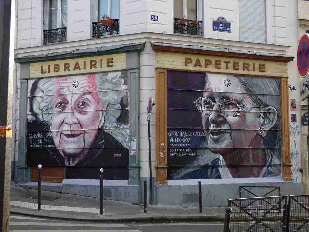 Ancienne librairie papeterie, connue pour ses deux belles fresques, réalisées par l’artiste Ernesto Novo