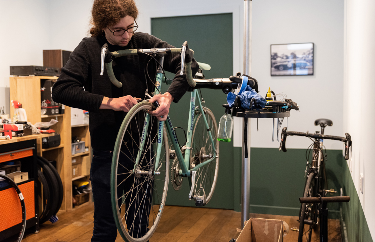 Nicolas Pocholle dans son atelier de réparation de vélo à Paris 10