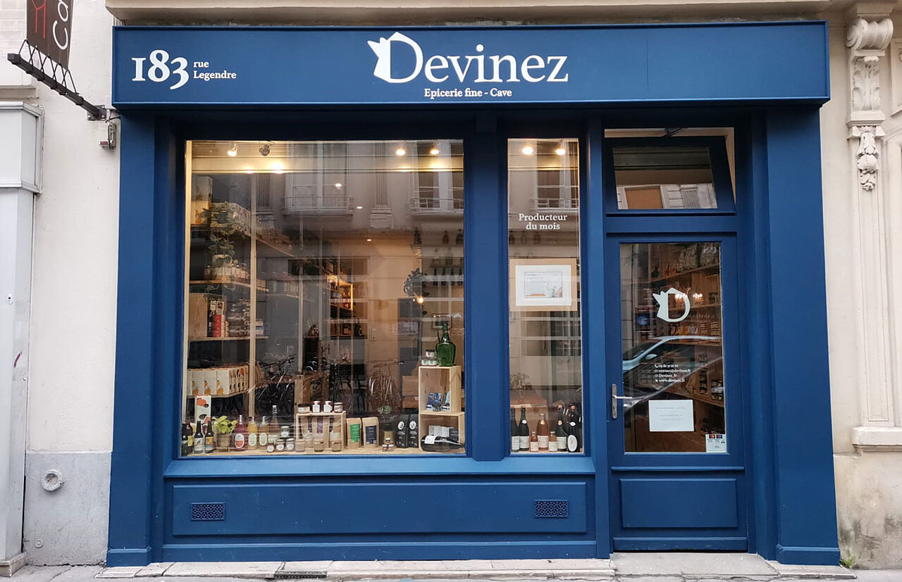 Devinez - Devanture de l'épicerie installée à Paris 17e