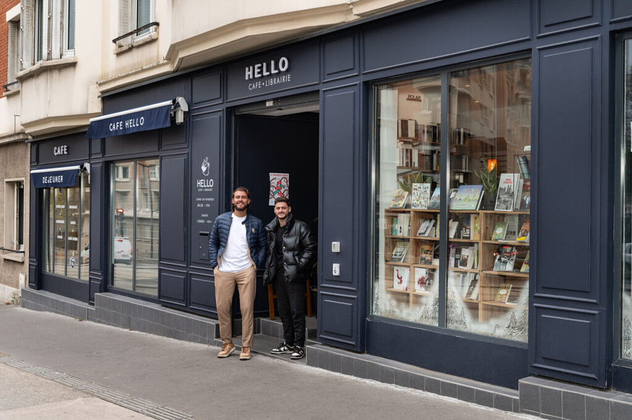 Hello - Devanture de la librairie café installée à Paris 19e