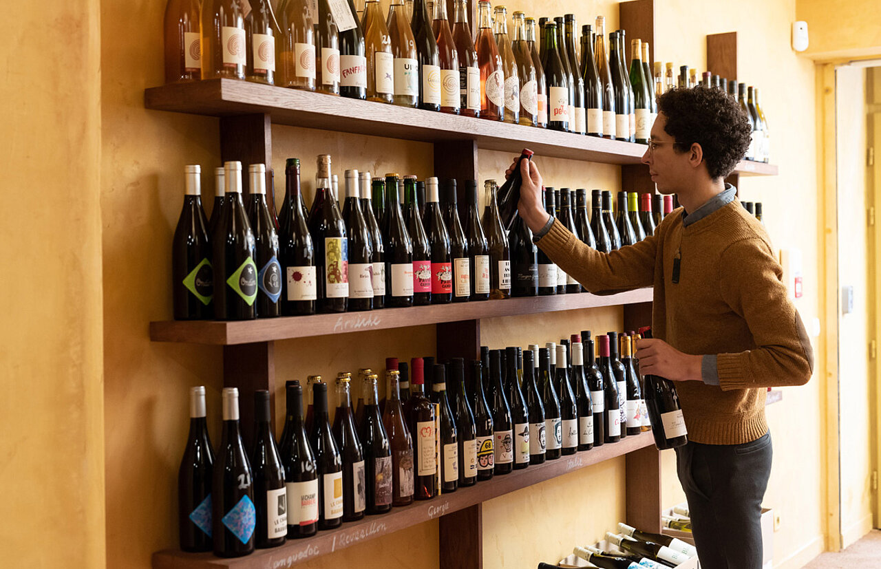 Différents vins naturels proposés dans la cave à vin librairie Rerenga Wines Paris 10e