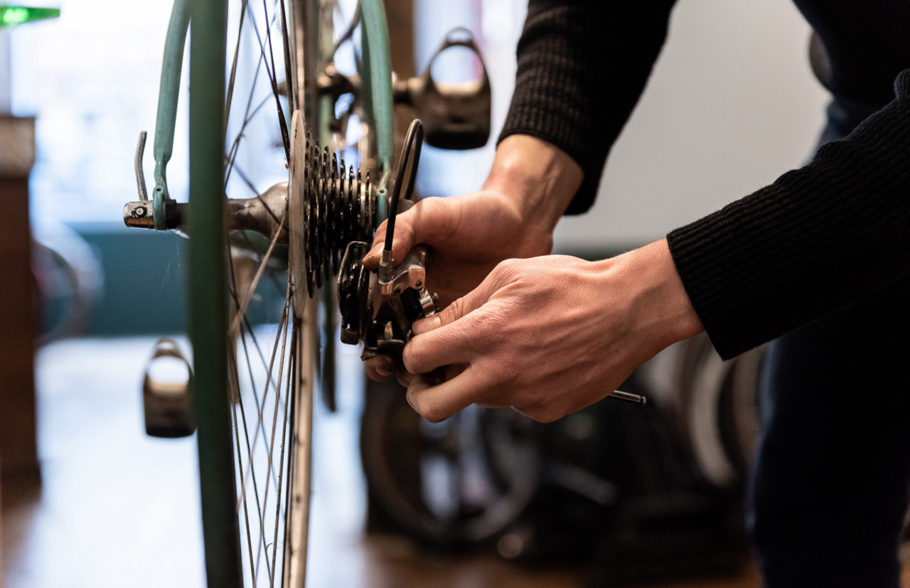 Réparation d'une roue de vélo dans l'atelier Milano San Remo dans le 10e arrondissement de Paris