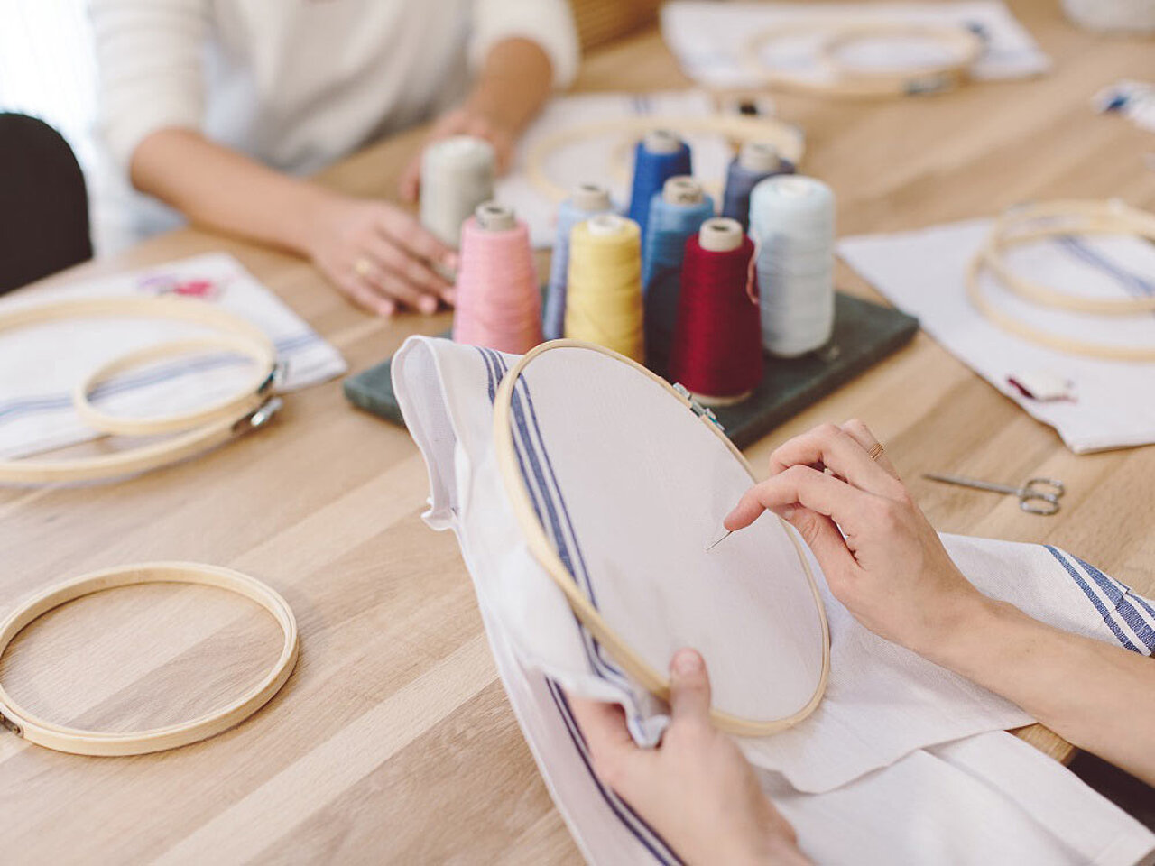 broderie dans l'atelier patron & fils à paris 2e